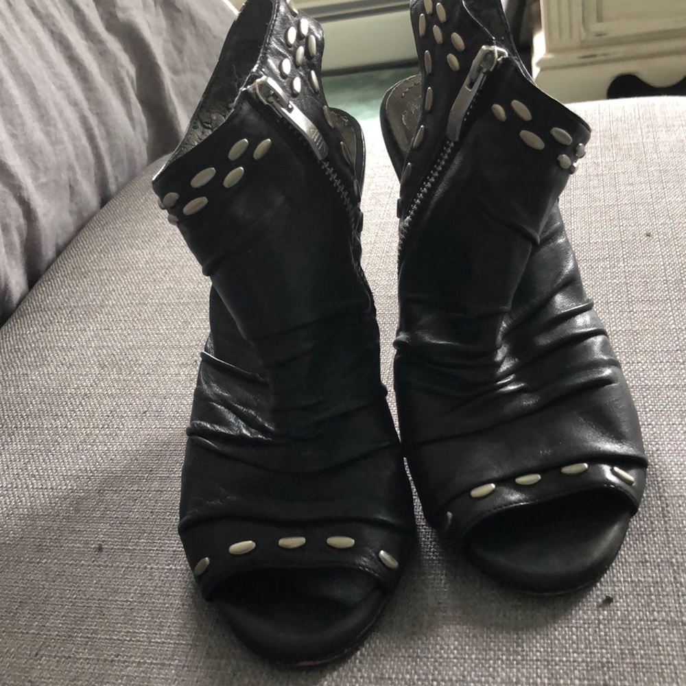 Vince Camuto bootie size 6